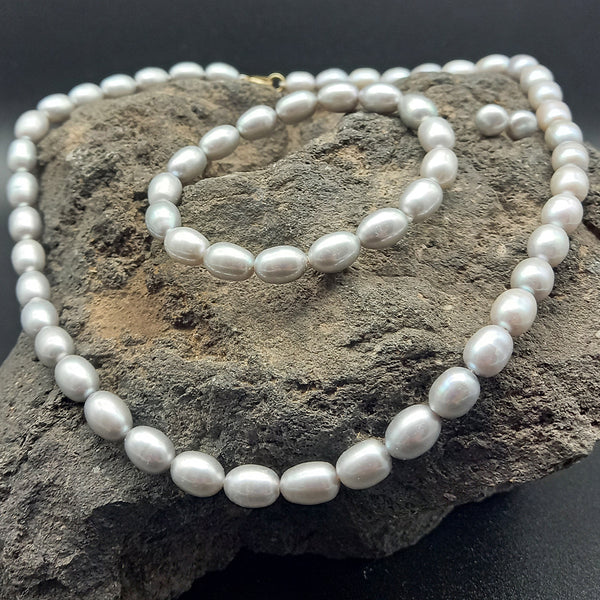 Juego de perlas gris clara