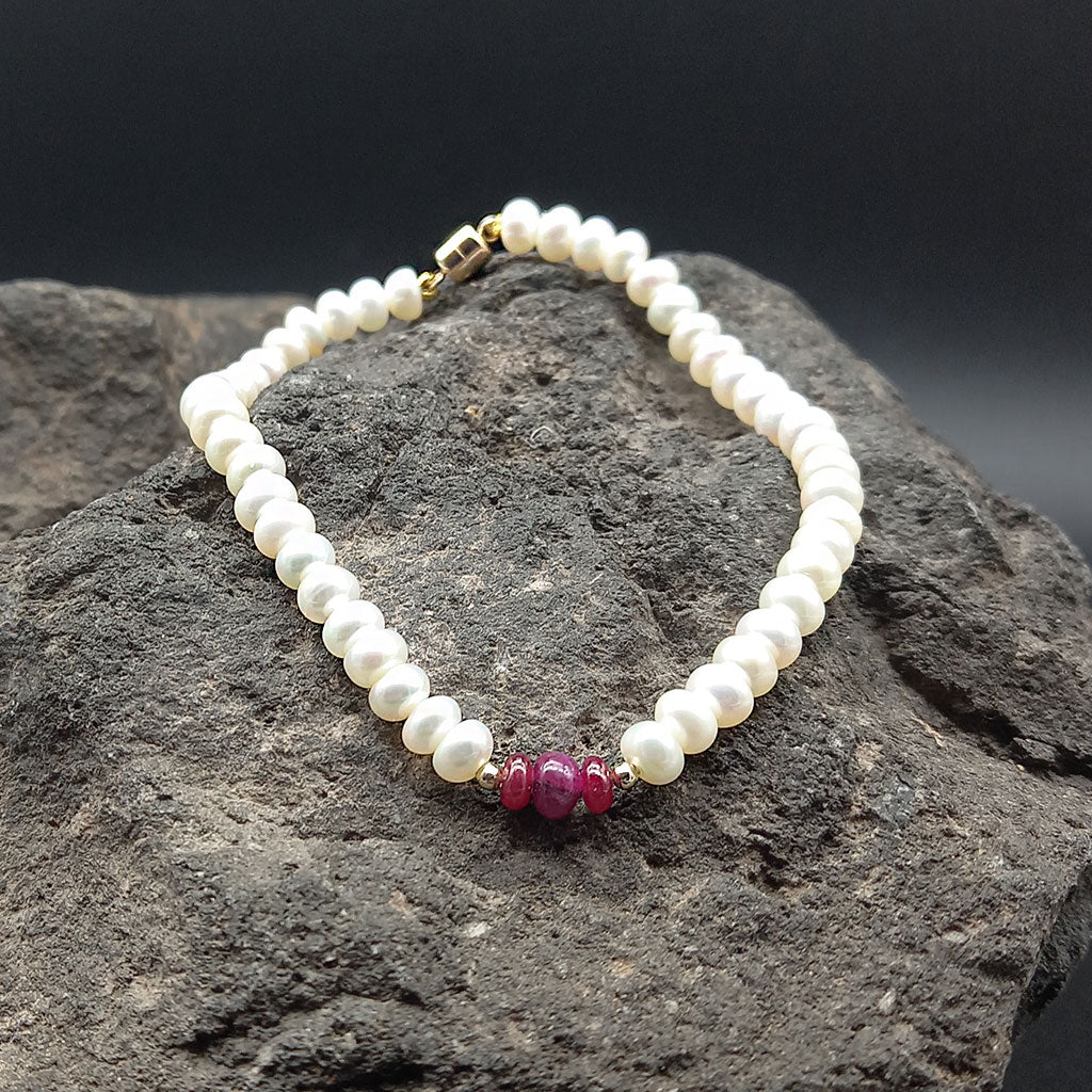 Pulsera de perlas con rubí cabuchon