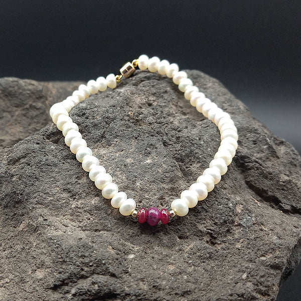Pulsera de perlas con rubí cabuchon
