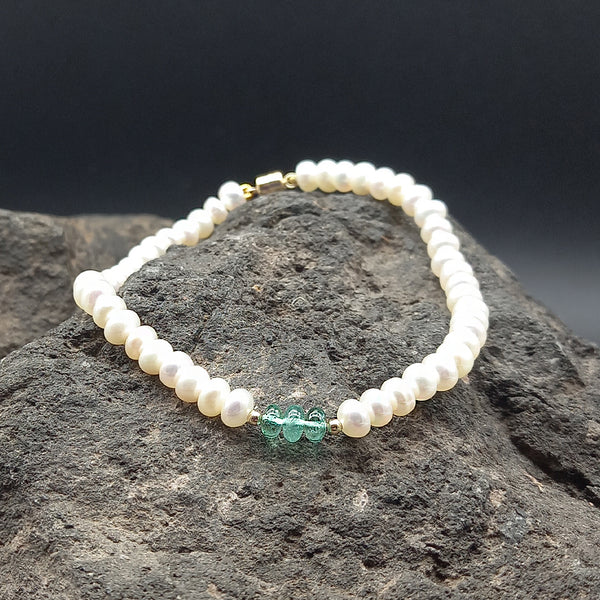 Pulsera de perla con esmeralda cabuchon