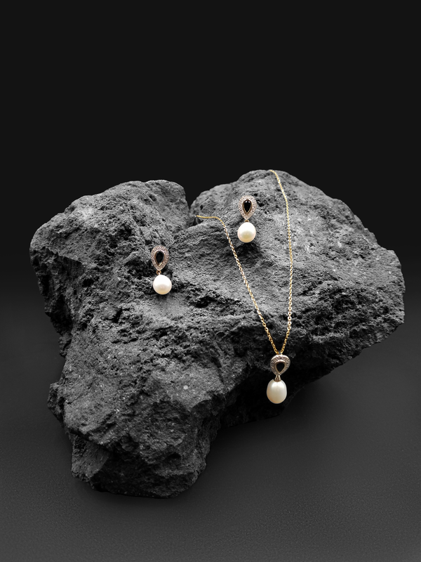 Juego de aretes y gargantilla