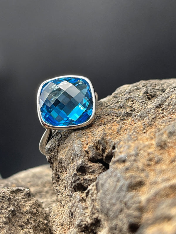 Anillo de Aguamarina cojin facetado