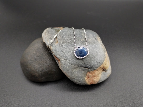 Gargantilla de zafiro en laja